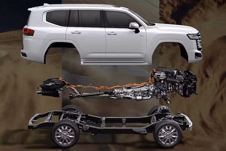 Đến năm 2025, hãng bổ sung thêm bản hybrid tự sạc, kết hợp động cơ xăng và motor điện, cho công suất tổng 457 mã lực – mạnh mẽ nhất trong lịch sử Land Cruiser. Tuy nhiên, Toyota đã tạm dừng đơn hàng bản máy xăng và hạn chế nguồn cung bản diesel tại Nhật Bản từ tháng 9/2025, làm dấy lên tin đồn về sự xuất hiện của cấu hình động cơ mới.