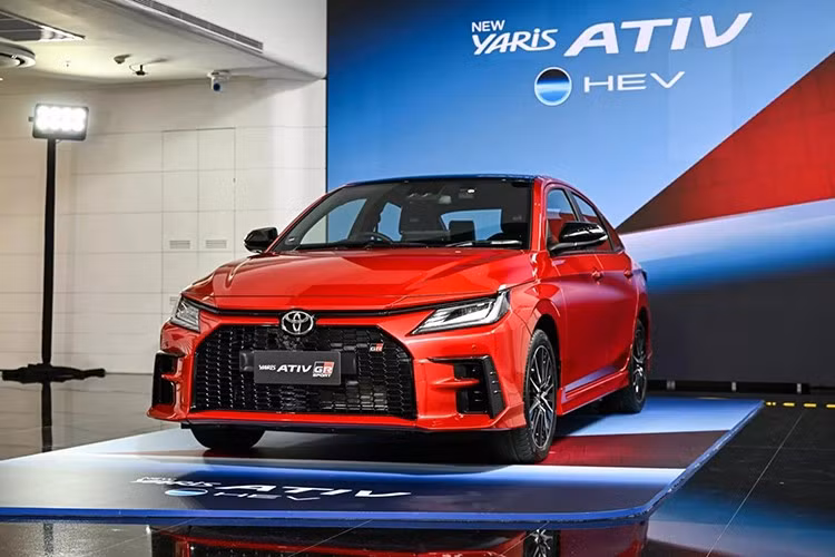 Riêng phiên bản GR SPORT có thêm gói bodykit, mui sơn đen, lưới tản nhiệt riêng cùng các tinh chỉnh hệ thống treo và vô-lăng, giúp mang lại trải nghiệm lái năng động hơn. Phiên bản Premium sử dụng mâm 16 inch, trong khi bản GR SPORT được trang bị mâm 17 inch và lốp kích thước lớn hơn.