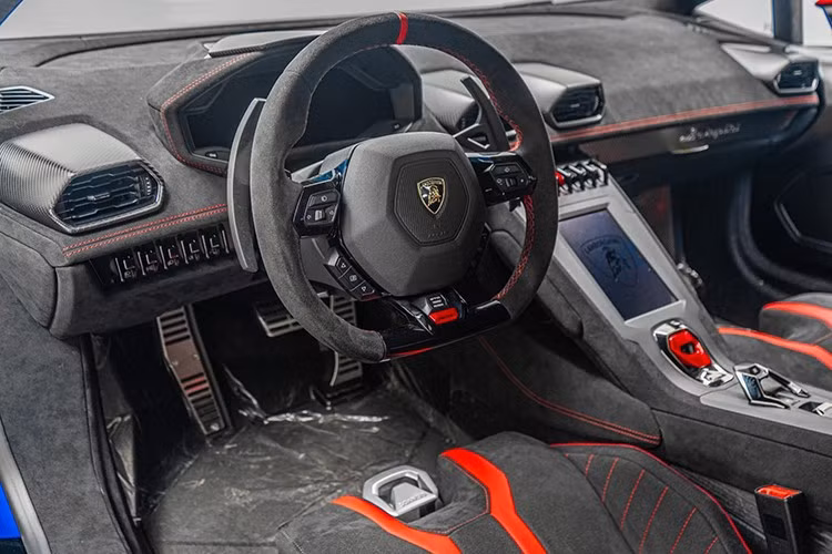 Nội thất Huracan STJ tương đồng Huracan STO, chủ nhân đã cá nhân hoá bởi Ad Personam lên đến 132.400 USD quy đổi 3,46 tỷ đồng.