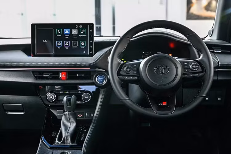 Bên cạnh đó là gói công nghệ Toyota Safety Sense tiên tiến với các tính năng như kiểm soát hành trình thích ứng, cảnh báo và phanh trước va chạm, cảnh báo lệch làn, hỗ trợ giữ làn, nhận biết xe phía trước khởi hành và kiểm soát nhấn nhầm chân ga. Xe còn có camera 360 độ, camera hành trình, cảm biến đỗ xe trước – sau và 6 túi khí...