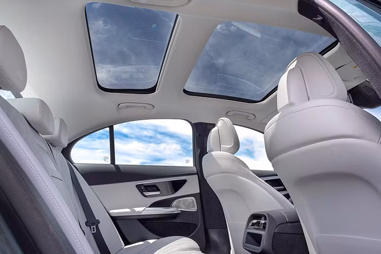 Một trong những điểm nhấn độc đáo tại “Ra mắt và Triển lãm Mercedes-Benz E-Class Thế Hệ Mới” tại Hà Nội là khu trưng bày xe cổ Mercedes-Benz, tái hiện lịch sử phát triển và giá trị di sản của dòng E-Class qua nhiều thập kỷ.