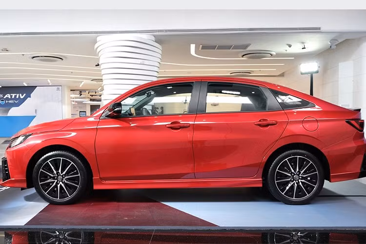 Mức giá khởi điểm của Toyota Yaris ATIV HEV tại Thái được công bố từ 719.000 đến 769.000 Baht (tương đương khoảng 516 đến 552 triệu đồng). Đây là mức giá ưu đãi được áp dụng trong giai đoạn ra mắt, kéo dài đến hết ngày 31/12/2025. Sau thời điểm này, giá xe sẽ tăng thêm 10.000 Baht (hơn 7,1 triệu đồng) cho mỗi phiên bản.