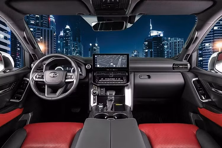 Toyota Land Cruiser 300 PHEV sở khối động cơ V6 3.5L cùng motor điện công suất lớn hơn và pin dung lượng cao. Cấu hình này hứa hẹn mang lại khả năng di chuyển bằng điện trong đô thị, đồng thời vẫn giữ sức mạnh vượt địa hình nhờ động cơ đốt trong.