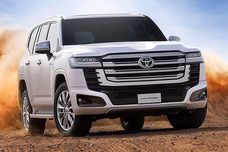 Theo truyền thông Nhật Bản, sau khi tung ra phiên bản hybrid tự sạc tại Trung Đông trong năm 2025, Toyota đang xem xét mở rộng dải sản phẩm Land Cruiser 300 với biến thể PHEV. Land Cruiser 300 ra mắt năm 2021 trên nền tảng TNGA-F, ban đầu được trang bị động cơ V6 tăng áp kép 3.5L và diesel 3.3L.