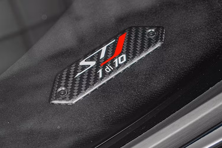 Mỗi chiếc siêu xe phiên bản đặc biệt có huy hiệu "STJ 1 di 10" và chủ nhân còn thiết kế riêng huy hiệu mang quốc kỳ Mỹ.