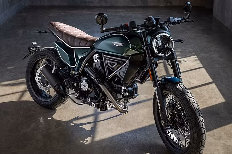 Sau 5 năm ra mắt, Ducati Scrambler đã mở rộng quy mô hơn với sự bổ sung phiên bản Nightshift. Chiếc xe mang dáng dấp của một mẫu cafe racer cùng một loạt các chi tiết đặc biệt để nổi bật giữa đám đông. Một trong những điểm nhấn đặc biệt này chính là màu sắc của xe. Trên phiên bản 2026, một màu sơn mới đã trở thành tâm điểm xanh ngọc lục bảo.