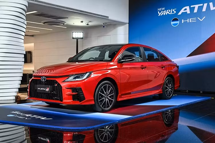 Chỉ sau hơn một tháng kể từ khi chính thức giới thiệu (từ ngày 21/8 đến 24/9/2025), Toyota Yaris ATIV HEV (hay còn gọi Toyota Vios Hybrid) đã ghi nhận hơn 3.700 đơn đặt hàng tại Thái Lan. Toyota Thái Lan đặt mục tiêu bán ra 20.000 xe Yaris ATIV HEV trong vòng 12 tháng tới. Đây được coi là một cột mốc quan trọng trong chiến lược thúc đẩy xe điện hóa ở phân khúc phổ thông.