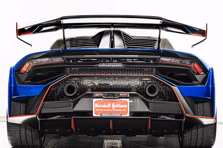 Huracan STJ không có nhiều điểm khác biệt so với Huracan STO phiên bản hiệu năng cao. Tuy nhiên mức giá của STJ Edition chênh lệch 27.100 USD khoảng 709 triệu đồng.Huracan STJ có nắp capo mở ngược Cofango và nắp động cơ tháo rời, tương tự như siêu xe đua Huracán LP 620-2 Super Trofeo.