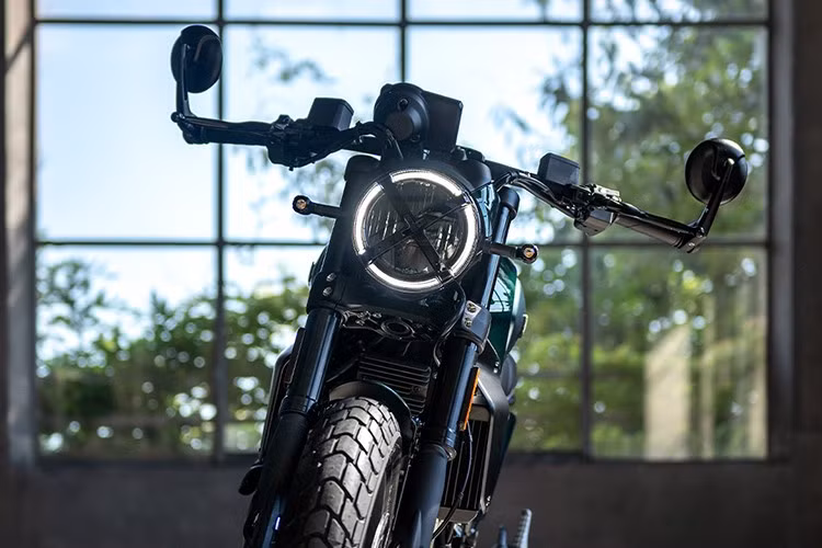 Nightshift, "linh hồn thanh lịch và cổ điển nhất của Ducati Scrambler", sẽ có mặt tại các đại lý với màu sơn mới này bắt đầu từ tháng này (tháng 10/2025), thay thế cho màu Nebula Blue đã có từ trước đến nay. Ngoại trừ một vài điểm khác biệt, mọi chi tiết khác trên xe vẫn gần như được giữ nguyên.
