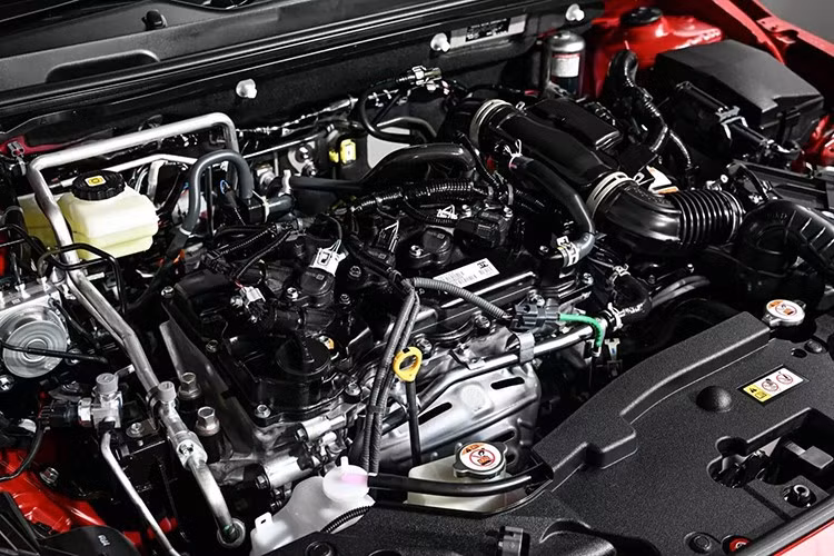 Xe sử dụng động cơ xăng 1.5L kết hợp cùng mô-tơ điện, cho tổng công suất 111 mã lực. Hộp số được nâng cấp thành loại e-CVT, đi kèm pin lithium-ion dung lượng 0.7 kWh. Hệ thống truyền động mới giúp xe đạt mức tiêu thụ nhiên liệu khoảng 3,4 lít/100km.