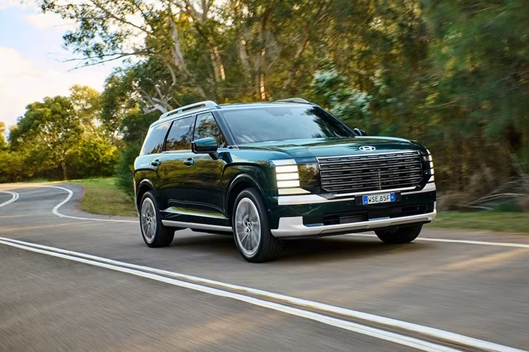 Về màu sắc, xe có các tùy chọn ngoại thất gồm: Abyss Black Pearl, Creamy White Pearl, Shimmering Silver Metallic, Ecotronic Grey Pearl, Cast Iron Brown Pearl, Galaxy Maroon Pearl, Classy Blue Pearl và Robust Emerald Pearl. Nội thất có bốn phối màu: Brown Pure Tone, Dark Navy / Light Gray, Dark Charcoal với đường chỉ nâu, và Black Pure Tone.