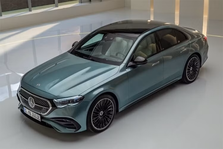 Mercedes-Benz Việt Nam vừa công bố sẽ tổ chức sự kiện “Ra mắt và Triển lãm Mercedes-Benz E-Class Thế Hệ Mới” tại khách sạn JW Marriott Hà Nội trong hai ngày 16 và 17/10. Triển lãm lần này sẽ là lần đầu tiên hãng xe Đức ra mắt mẫu xe biểu tượng E-Class ở thế hệ thứ 6 (W214) tại Việt Nam.