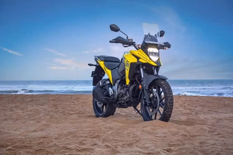 Suzuki V-Strom SX 250 2025 được niêm yết với mức giá 198.018 rupee (khoảng 59 triệu đồng) tại thị trường Ấn Độ. Đây được xem là mức giá "mềm nhất" trong phân khúc môtô đa dụng trên 200cc hiện nay.