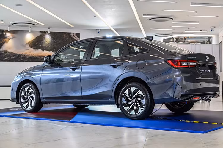 Toyota Yaris ATIV HEV 2026 được phân phối với hai phiên bản là Premium và GR SPORT. Cả hai đều có không gian nội thất bố trí hợp lý, dễ sử dụng, cùng chất lượng lắp ráp và hoàn thiện ấn tượng.