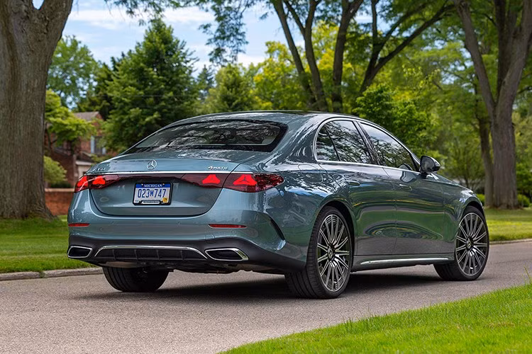 Trong hai ngày diễn ra, khách tham quan sẽ được chiêm ngưỡng E-Class mới cùng các hoạt động trải nghiệm “The E-volutions MiniShow”. Riêng buổi trình diễn thời trang ban đêm sẽ giới hạn cho khách mời đặc biệt.