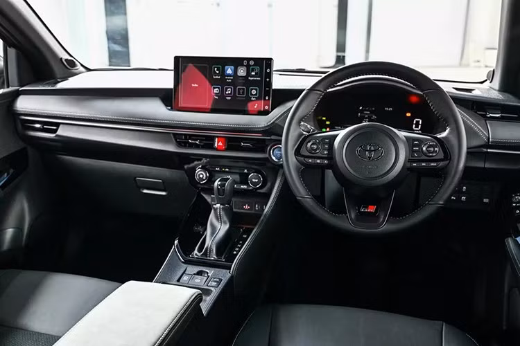 Khoang cabin của xe được hoàn thiện với chất liệu cao cấp hơn, phối màu đen – xám. Người lái được hỗ trợ bởi màn hình kỹ thuật số 7 inch, trong khi trung tâm bảng điều khiển là màn hình cảm ứng 10.1 inch hỗ trợ Apple CarPlay và Android Auto không dây.