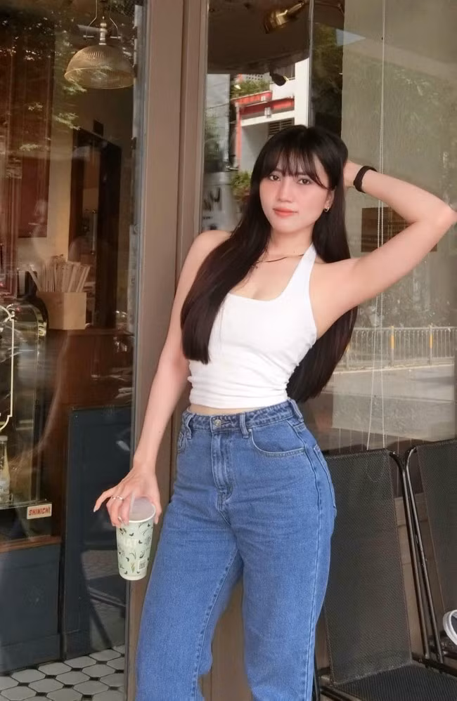 Với body "đâu ra đó", Ngọc Bích thử sức với nhiều style thời trang.