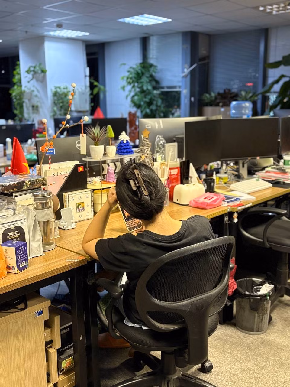 Nhiều người tranh thủ nhắn tin về cho gia đình, cập nhật tình hình liên tục tại công ty qua đêm.