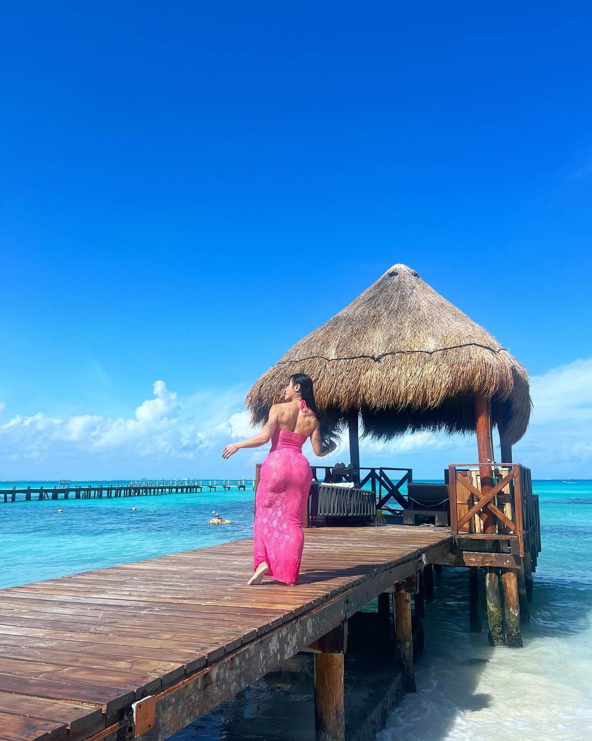 Một ngày của Phương Thúy bắt đầu với tạ nặng 1-2 tiếng, sau đó là 30 phút cardio. Đây là phương pháp kết hợp nhiều bài tập như chạy bộ, đạp xe, squat, chống đẩy hoặc những bài cường độ cao hơn, giúp kiểm soát nhịp tim, hỗ trợ lưu thông máu. Ảnh sử dụng trong bài: FBNV