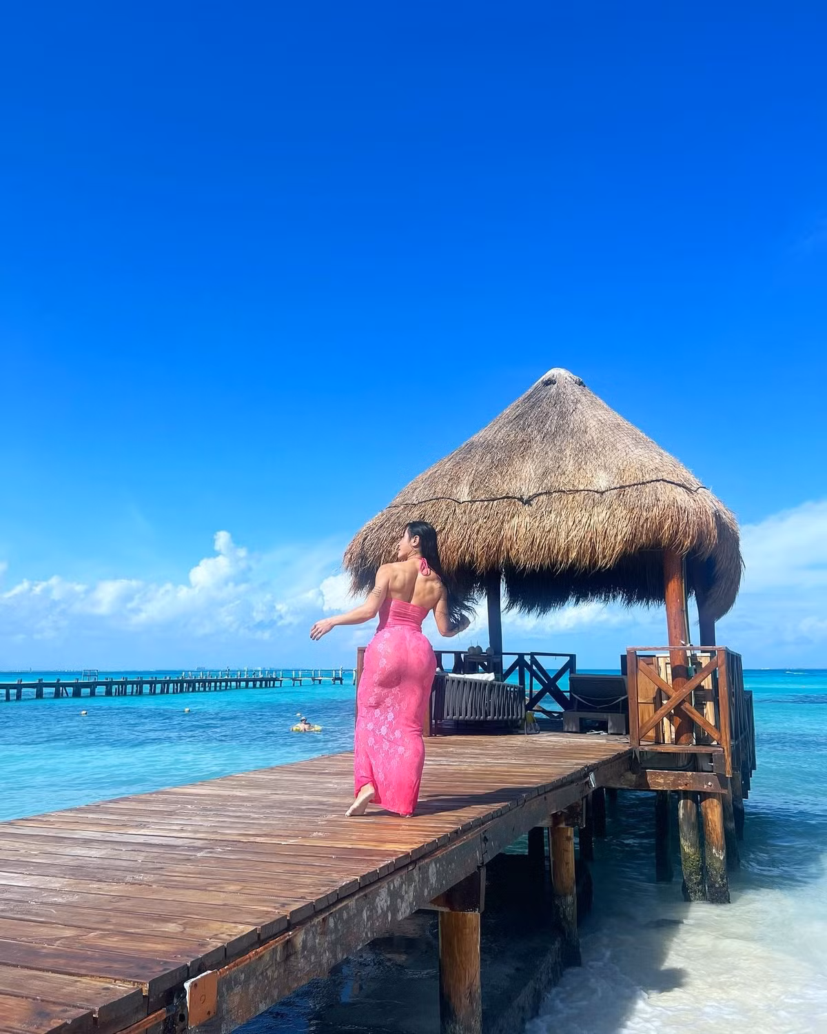 Một ngày của Phương Thúy bắt đầu với tạ nặng 1-2 tiếng, sau đó là 30 phút cardio. Đây là phương pháp kết hợp nhiều bài tập như chạy bộ, đạp xe, squat, chống đẩy hoặc những bài cường độ cao hơn, giúp kiểm soát nhịp tim, hỗ trợ lưu thông máu. Ảnh sử dụng trong bài: FBNV