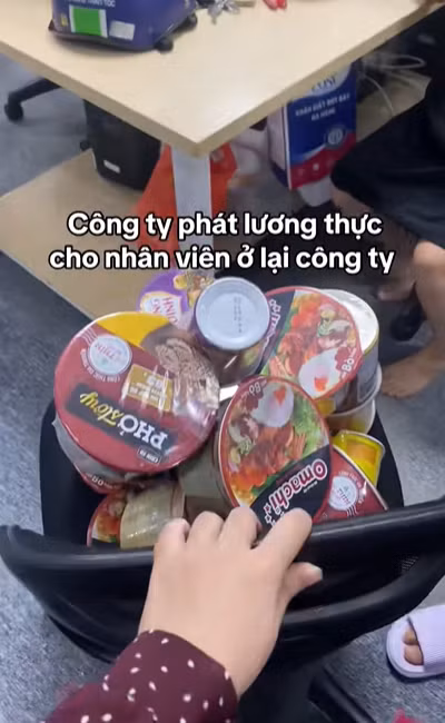 Điều quan trọng nhất trong buổi 'camping' qua đêm tại văn phòng đó là lương thực.