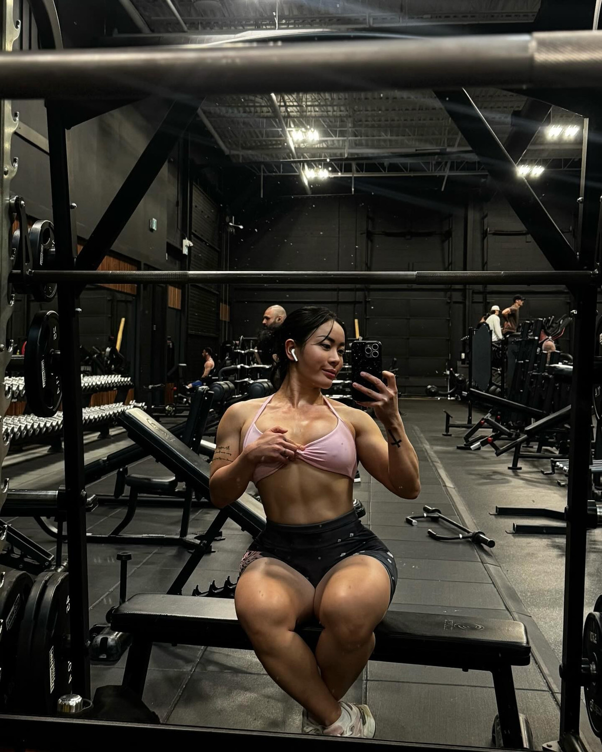 Trong danh sách hot girl vòng 3 khủng, không thể bỏ qua Phùng Phương Thúy, thường được biết đến với nickname Ted Roxy.