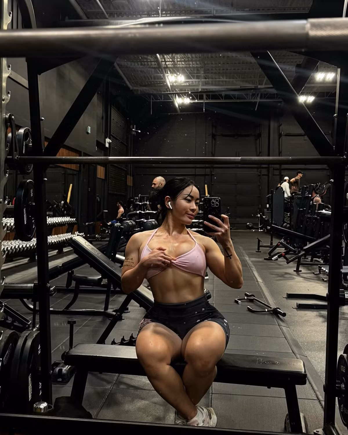 Trong danh sách hot girl vòng 3 khủng, không thể bỏ qua Phùng Phương Thúy, thường được biết đến với nickname Ted Roxy.