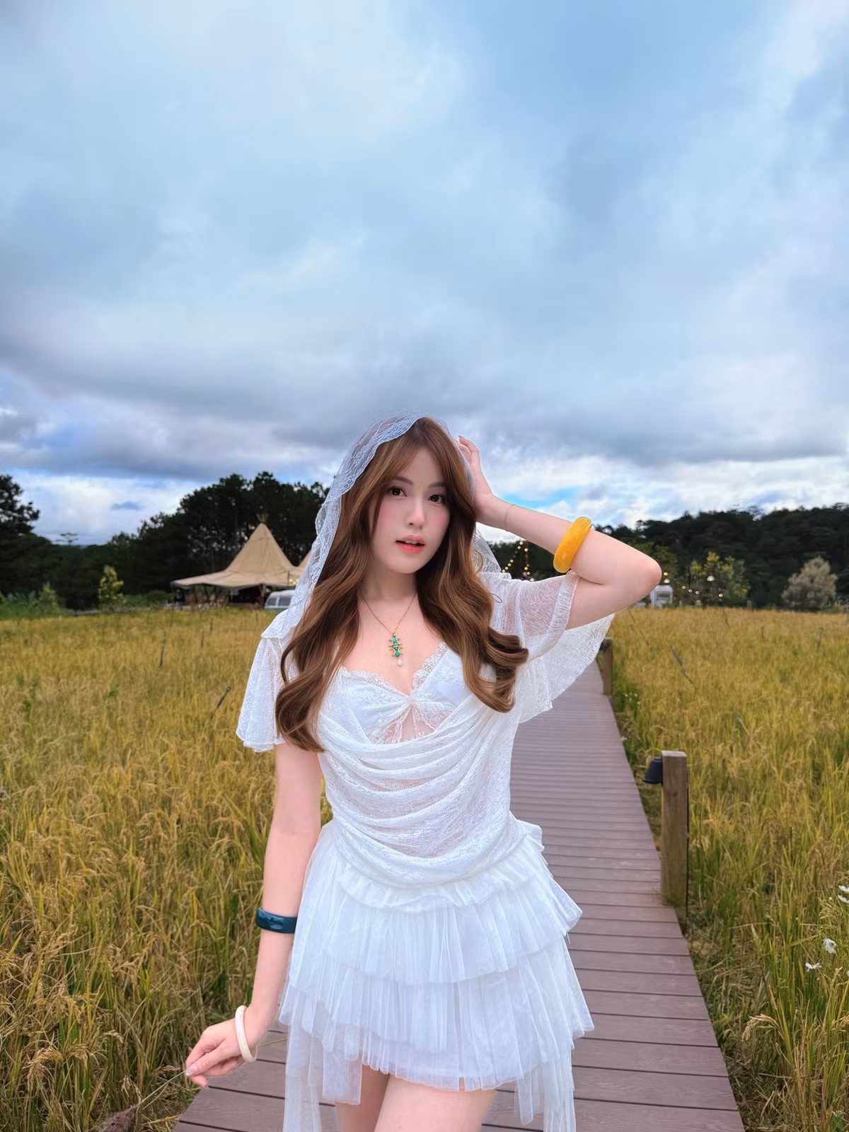 Bộ ảnh lần này không chỉ đơn thuần là khoe trang phục hay nhan sắc, mà còn như một lời “đánh tiếng” nhẹ nhàng rằng mùa Tết đã rất gần. Thông qua những khung hình tràn ngập ánh nắng, sắc hoa và gam màu pastel, Tăng Mỹ Hàn mang đến cảm giác ấm áp, dịu dàng – đúng tinh thần của những ngày cuối năm.