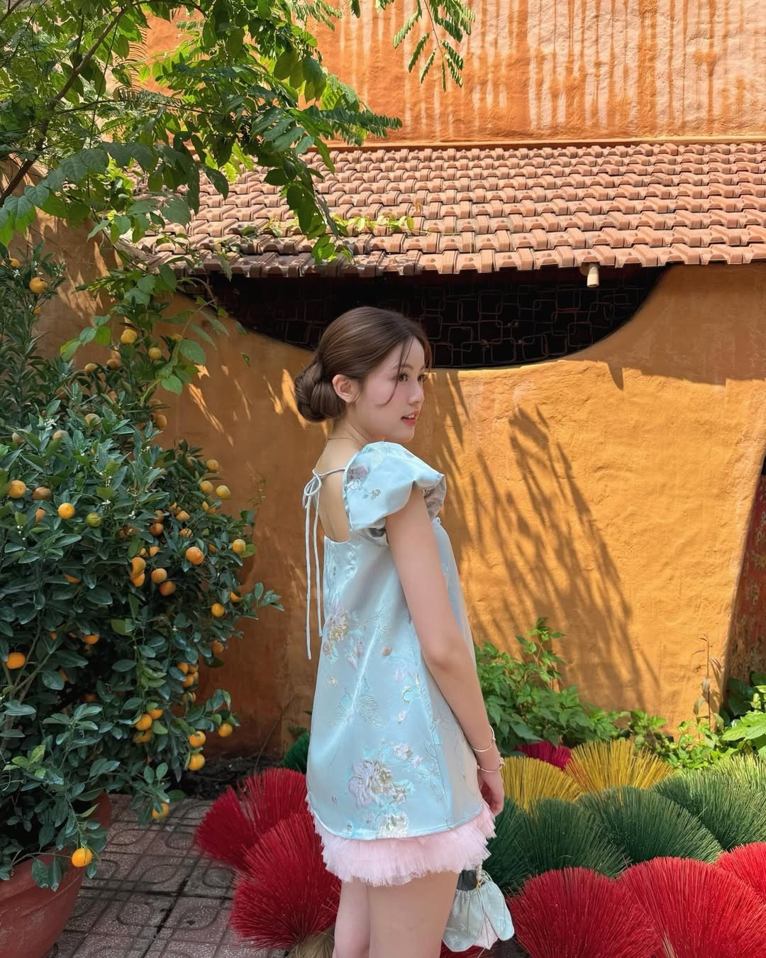 Nụ cười nhẹ và ánh mắt trong veo của cô nàng hot girl khiến người xem có cảm giác như đang nhìn thấy hình ảnh thiếu nữ những ngày đầu năm mới.