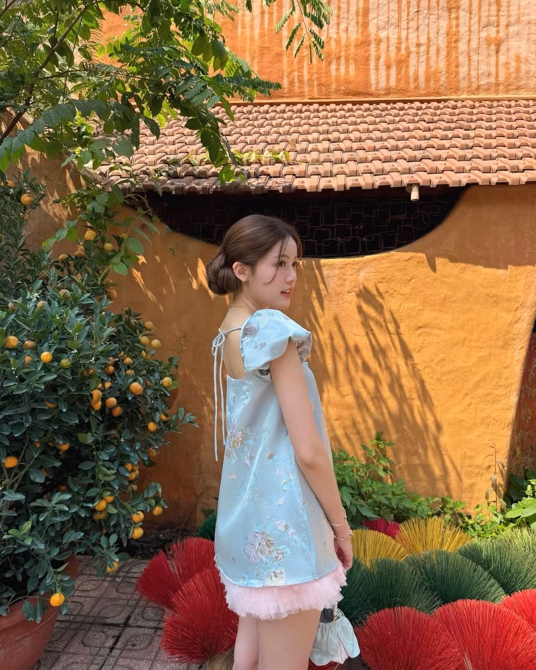 Nụ cười nhẹ và ánh mắt trong veo của cô nàng hot girl khiến người xem có cảm giác như đang nhìn thấy hình ảnh thiếu nữ những ngày đầu năm mới.