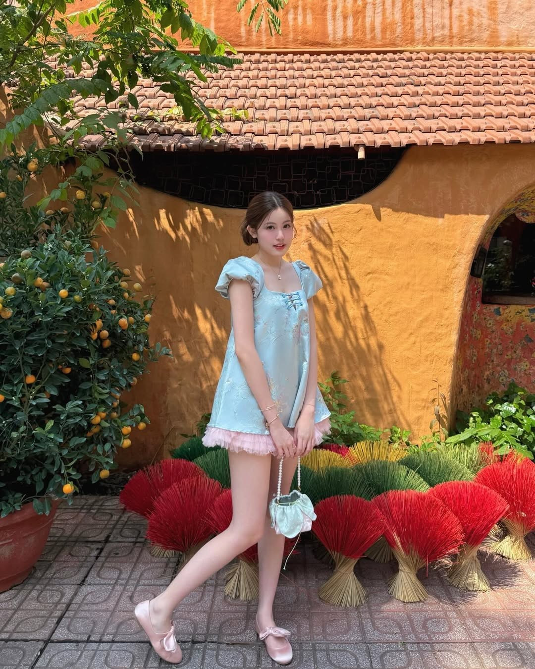 Kiểu tóc búi thấp gọn gàng cùng lớp trang điểm trong veo giúp gương mặt Tăng Mỹ Hàn càng thêm thanh tú. Cô gần như trung thành với lối makeup tự nhiên: má hồng nhẹ, môi hồng đào và đôi mắt long lanh. Chính sự tiết chế này lại làm nổi bật nét dễ thương, đúng với biệt danh “Baby Boo” mà người hâm mộ ưu ái dành tặng.