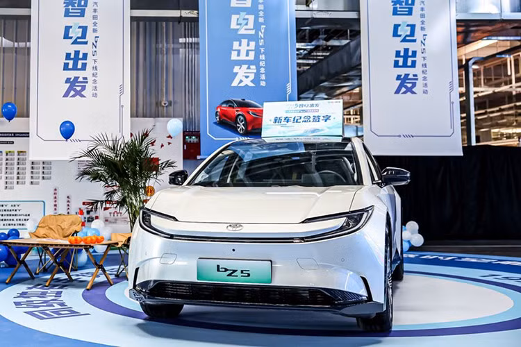 Mẫu xe mới của Toyota có thiết kế fastback, sử dụng công nghệ pin LFP từ BYD, phạm vi hoạt động lên tới 630km, công suất tối đa 268 mã lực và giá bán cạnh tranh từ 129.800 NDT (khoảng 471 triệu đồng).