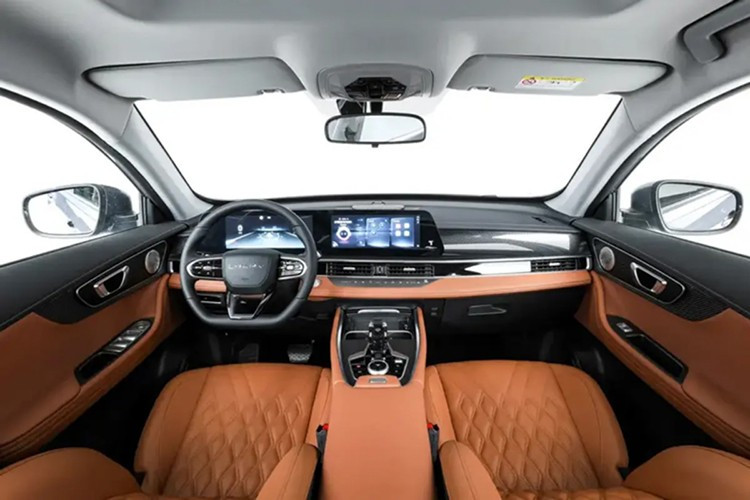 Các điểm nổi bật khác của xe gồm cụm màn hình đôi 24,6 inch, hệ thống thông tin giải trí LION 5.0 và hai tùy chọn nội thất màu đen hoặc nâu. Phiên bản cao cấp có thêm ghế phụ chỉnh điện/thông gió, cửa cốp đóng/mở chỉnh điện, cửa sổ trời toàn cảnh và túi khí rèm.