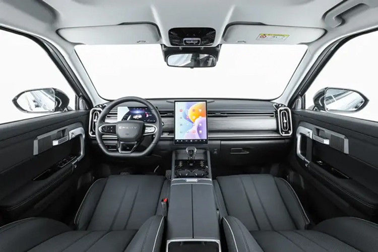 Bên trong, Chery Tiggo 7 Sport 2026 sở hữu màn hình thông tin giải trí dạng cảm ứng 13,2 inch, bảng đồng hồ kỹ thuật số 10,25 inch và vô lăng đa chức năng ba chấu. Những tính năng mới của xe bao gồm ghế lái thông gió, sưởi hàng ghế trước, đèn trang điểm, hệ thống camera toàn cảnh 540 độ và điều hòa tự động.