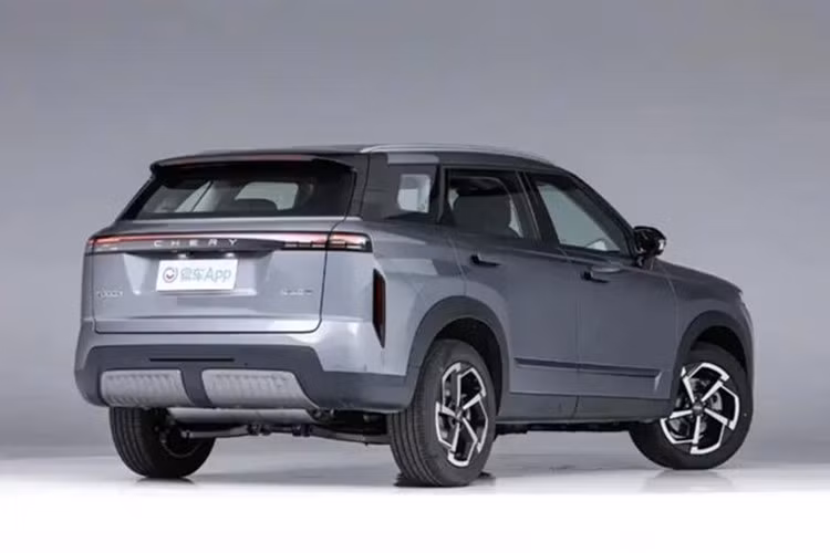 Chery Tiggo 7 Sport mới có giá khởi điểm 87.900 Nhân dân tệ (khoảng 307 triệu đồng) ở thị trường Trung Quốc. Con số tương ứng của Chery Tiggo 7 Plus được niêm yết ở mức 91.900 Nhân dân tệ (khoảng 321 triệu đồng). Chery định vị Tiggo 7 Sport nhưa lựa chọn năng động, hướng đến giới trẻ. Trong khi đó, Tiggo 7 Plus vốn thiên về phong cách gia đình.