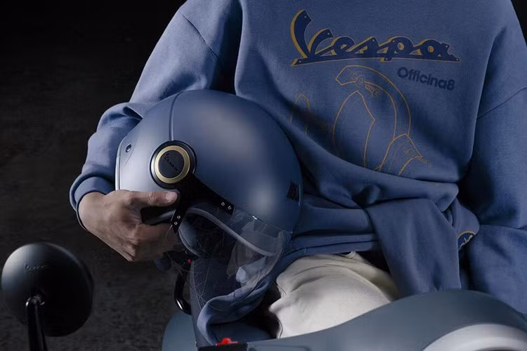 Ngày nay, tên gọi Officina 8 được áp dụng cho một loạt xe tay ga Vespa đặc biệt, Primavera và GTV 310, được phủ màu Blu Officina 8 đặc trưng.