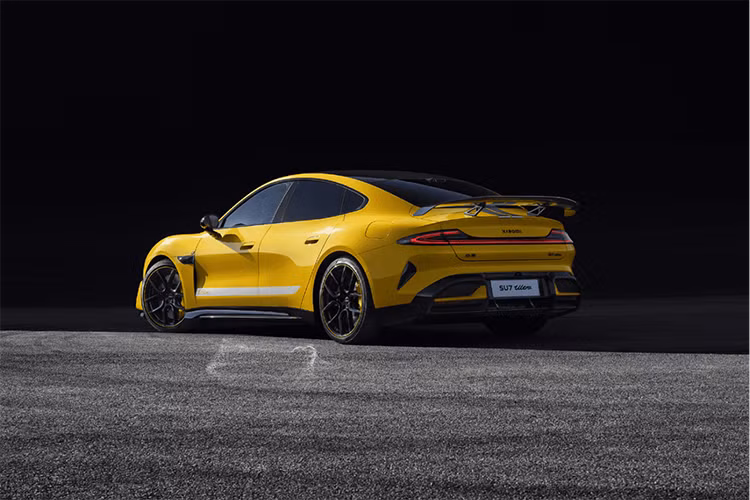 Chiếc xe được giao vào ngày 7/3 năm nay, đồng nghĩa mới qua tay chủ đầu tiên chưa đầy bốn tháng. Blogger này cho biết giá trên thị trường xe cũ của SU7 Ultra biến động khá mạnh và mức giá rao bán hiện tại chỉ mang tính tham khảo.