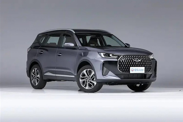 Chery Tiggo 7 Plus 2026 sở hữu ngoại hình khác biệt và kém thể thao hơn Tiggo 7 Sport. Có thể thấy rõ điều này qua những khu vực ngoại thất như lưới tản nhiệt, cản trước/sau và vành la-zăng. Xe vẫn giữ kiểu lưới tản nhiệt họa tiết kim cương, tay nắm cửa ẩn và dải đèn hậu LED vắt ngang cửa cốp như cũ.