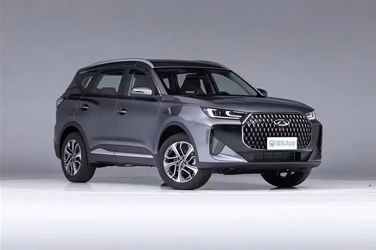 Chery Tiggo 7 Plus 2026 sở hữu ngoại hình khác biệt và kém thể thao hơn Tiggo 7 Sport. Có thể thấy rõ điều này qua những khu vực ngoại thất như lưới tản nhiệt, cản trước/sau và vành la-zăng. Xe vẫn giữ kiểu lưới tản nhiệt họa tiết kim cương, tay nắm cửa ẩn và dải đèn hậu LED vắt ngang cửa cốp như cũ.