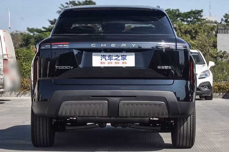 Bản cao cấp của Tiggo 7 Sport được bổ sung hàng loạt trang bị "xịn sò" hơn như đèn pha tự động, cửa sổ trời toàn cảnh có rèm chỉnh điện, ghế phụ thông gió, camera hành trình, sạc không dây 50 W, túi khí rèm, cảm biến đá cốp, hệ thống kiểm soát hành trình thích ứng ở mọi dải tốc độ (ACC), phanh khẩn cấp tự động (AEB) và cảnh báo va chạm phía trước (FCW).