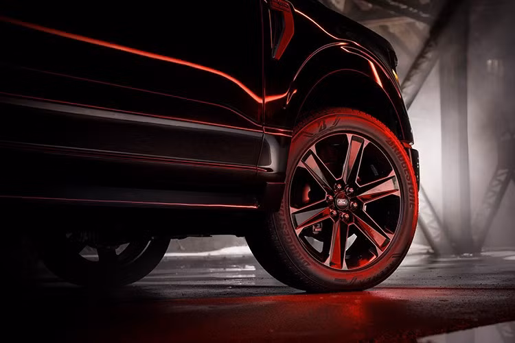 Xe cũng có đèn hậu mới, thanh đèn LED phía trước hai lớp và huy hiệu Lobo hoàn thiện ngoại thất. Khách hàng có thể chọn sơn đen Agate Black Metallic hoặc các màu khác như xanh Atlas Blue, đỏ Rapid Red, xám Carbonized Gray hoặc trắng Oxford White.