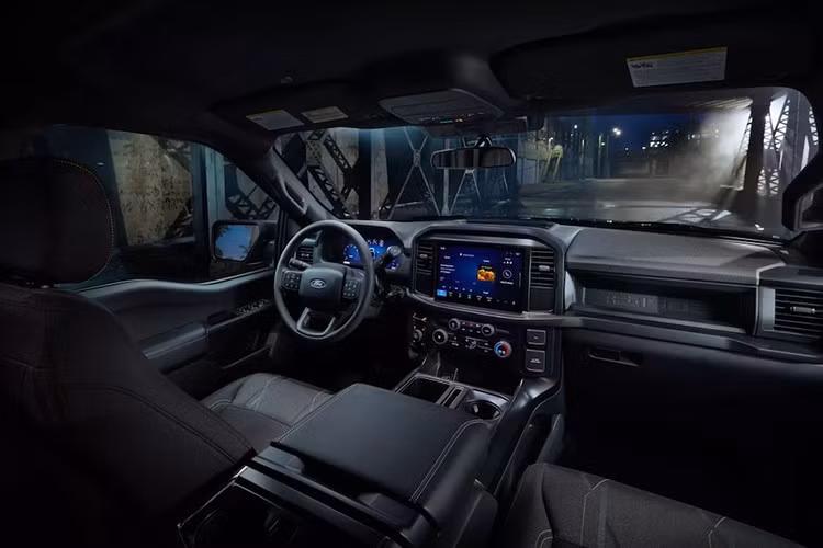 Logo đặc biệt của phiên bản Labo được ốp bên trên tai xe, đây là điểm nhận diện đặc trưng của những mẫu xe bán tải của Ford. Dựa trên nền tảng STX, nội thất Lobo giữ lại phần lớn cấu hình cơ bản, với hàng ghế bọc vải bền chắc.