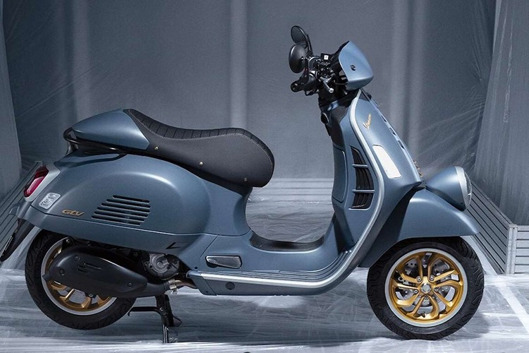 Officina, có nghĩa là văn phòng trong tiếng Ý, trong trường hợp này ám chỉ đến một bộ phận của nhà máy Piaggio - nơi các nhà thiết kế, người vẽ bản vẽ, thợ máy, thợ kim loại bậc thầy và người lái thử xe đã làm việc để sản xuất ra những chiếc xe scooter đột phá.