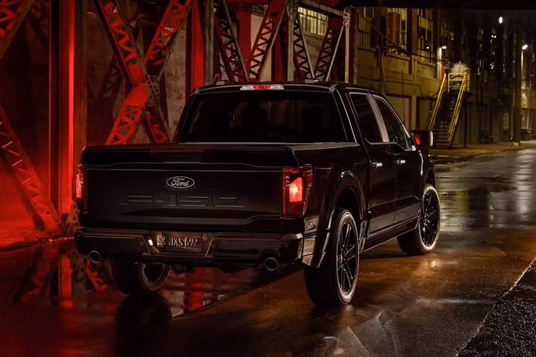 Mặc dù có ngoại hình ấn tượng, nhưng đằng sau lưới tản nhiệt là động cơ V8 5.0 lít tiêu chuẩn tạo ra công suất 400 mã lực và mô-men xoắn 556Nm và dẫn động cả bốn bánh thông qua hộp số tự động 10 cấp.