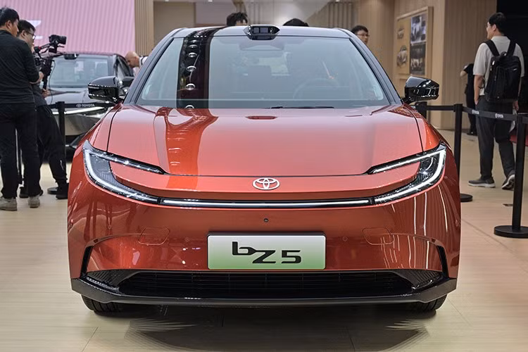 Toyota bZ5 sử dụng pin LFP do công ty con FinDreams của BYD cung cấp, với hai tùy chọn gồm pin dung lượng 65,28kWh, phạm vi hoạt động 550km (theo chuẩn CLTC). Hoặc tuỳ chọn cao cấp hơn là pin 73,984kWh, phạm vi hoạt động lên tới 630km.