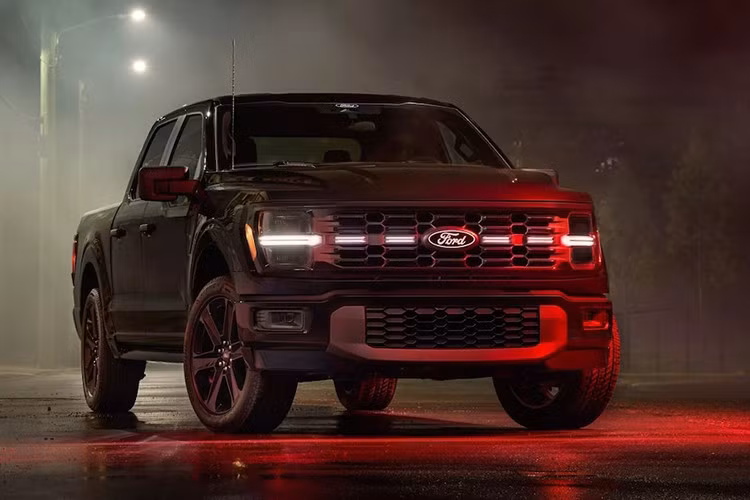 hay đổi duy nhất chỉ là ống xả kép đem tới âm thanh uy lực hơn. Ford bán F-150 Lobo ở Mỹ với giá 60.690 USD - đắt hơn 4.695 USD so với một chiếc F-150 STX tiêu chuẩn.