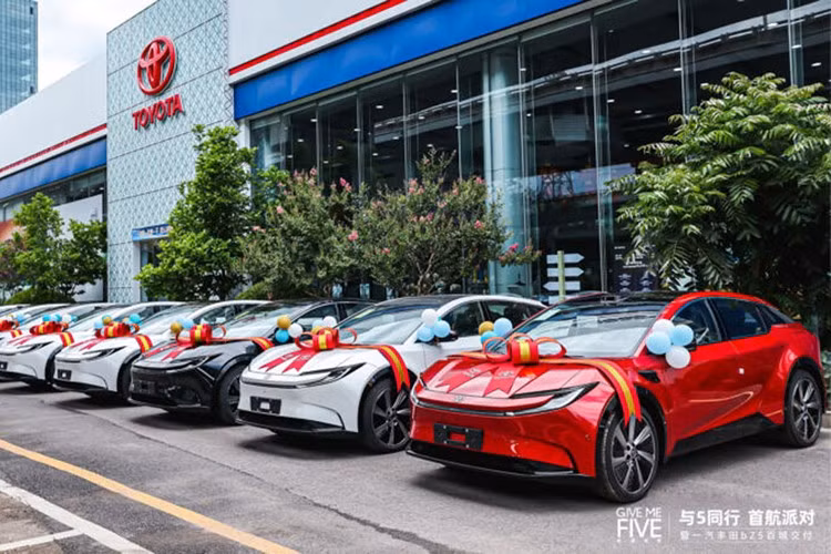 Chỉ 6 ngày sau khi ra mắt, chiếc SUV điện Toyota bZ5 đã chính thức được giao đến tay khách hàng tại 100 thành phố trên khắp Trung Quốc.