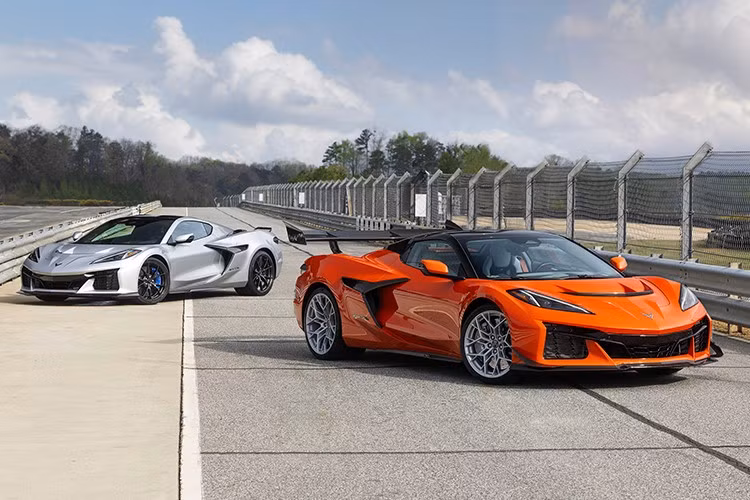 Chevrolet vừa làm cả thế giới xe hiệu suất cao chao đảo khi tung ra mẫu Corvette ZR1X 2026, chiếc xe không chỉ là mạnh nhất trong lịch sử hãng, mà còn chính thức bước vào lãnh địa của những chiếc hypercar hàng đầu thế giới.