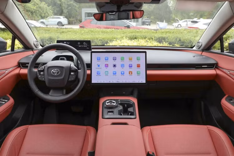 Toyota bZ5 có ngoại hình năng động với kiểu dáng fastback, kích thước tổng thể Dài x Rộng x Cao lần lượt: 4.780 x 1.866 x 1.510(mm) và chiều dài cơ sở đạt 2.880mm. Xe sử dụng mâm 21 inch, tay nắm cửa phẳng và tích hợp cảm biến LiDAR trên nóc, chi tiết thường chỉ xuất hiện trên các xe điện cao cấp.