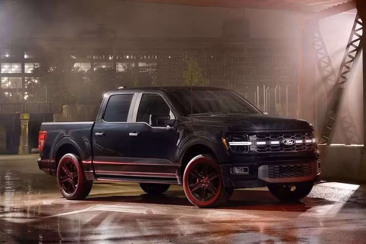 Mẫu xe bán tải Ford F-150 Lobo với Lobo có nghĩa là Sói trong tiếng Tây Ban Nha và gói mới này chắc chắn mang đến cho F-150 vẻ ngoài "ngầu" hơn.